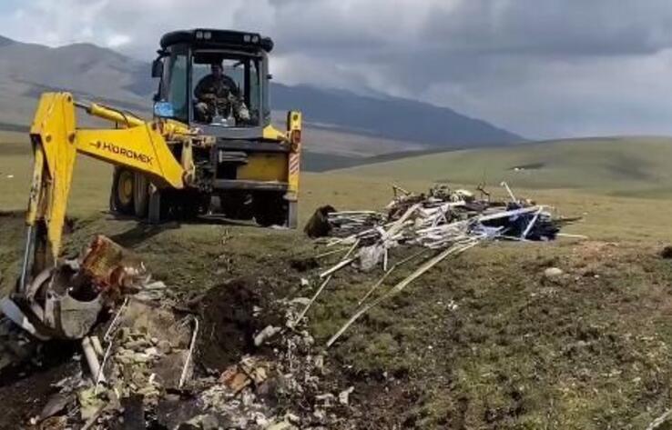 Около 30 тонн мусора вывезли с плато Ассы в Алматинской области      