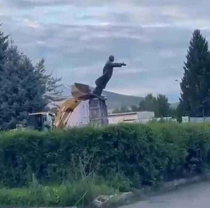 В ВКО по факту обрушения памятника Ленину ведется досудебное расследование