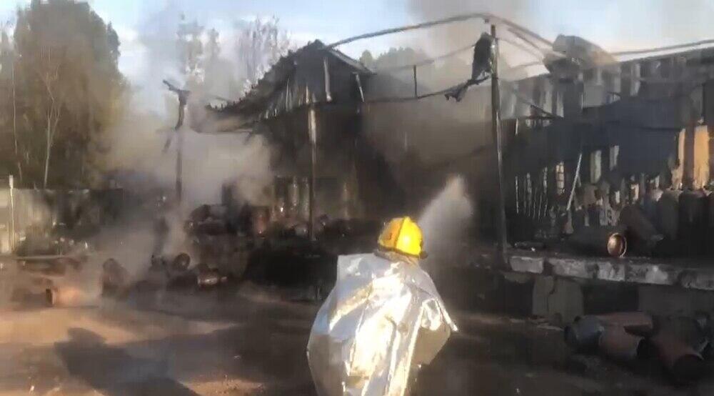 В Алматинской области на заправке загорелось 40 газовых баллонов