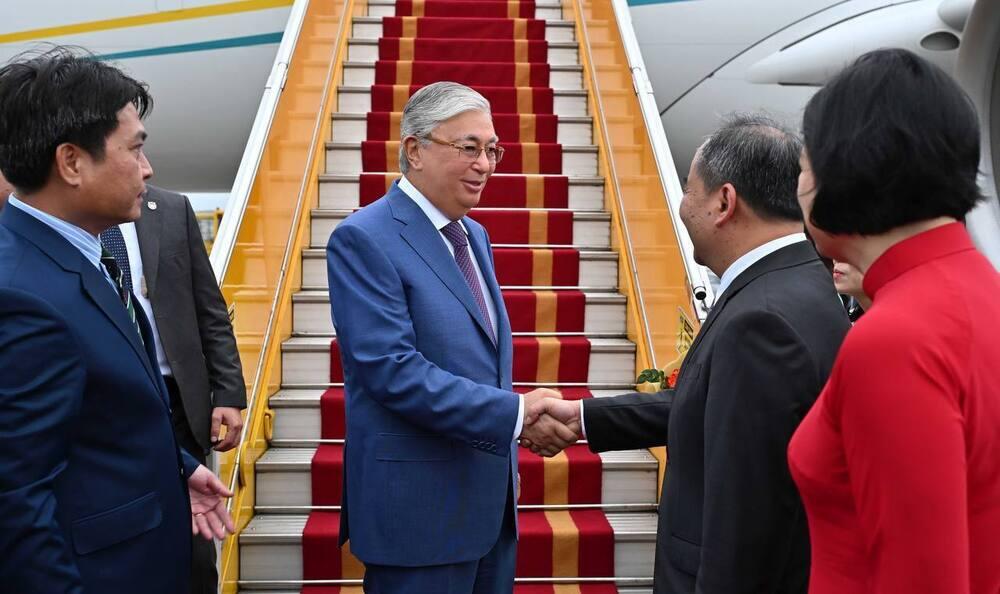 Президент Казахстана с официальным визитом прибыл во Вьетнам