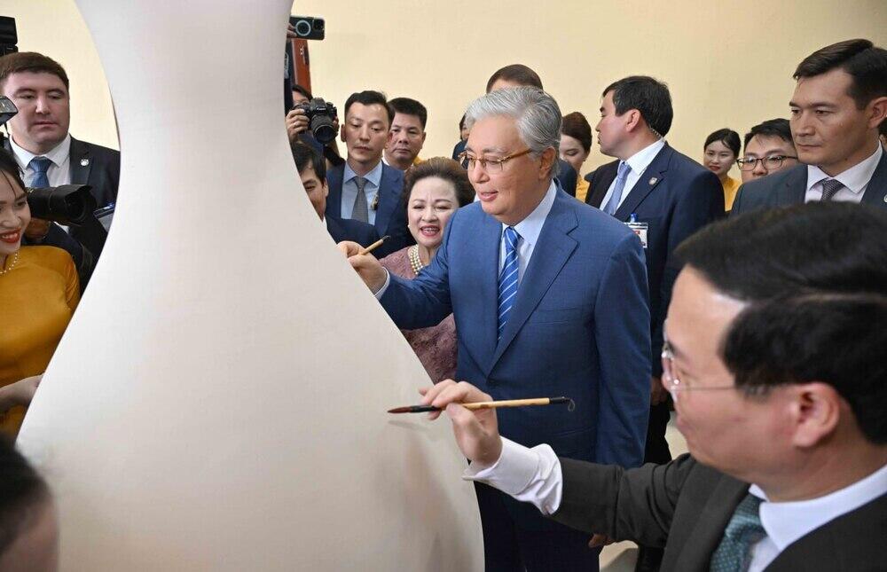 Tokayev visits ceramic village of Chu Dau in Vietnam. Images | Akorda