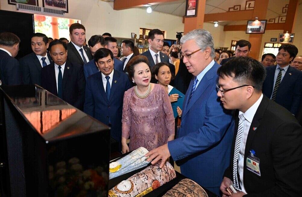 Tokayev visits ceramic village of Chu Dau in Vietnam. Images | Akorda