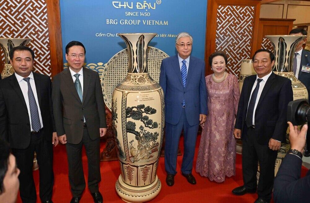 Tokayev visits ceramic village of Chu Dau in Vietnam. Images | Akorda