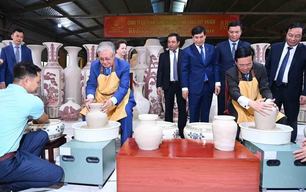 Tokayev visits ceramic village of Chu Dau in Vietnam. Images | Akorda