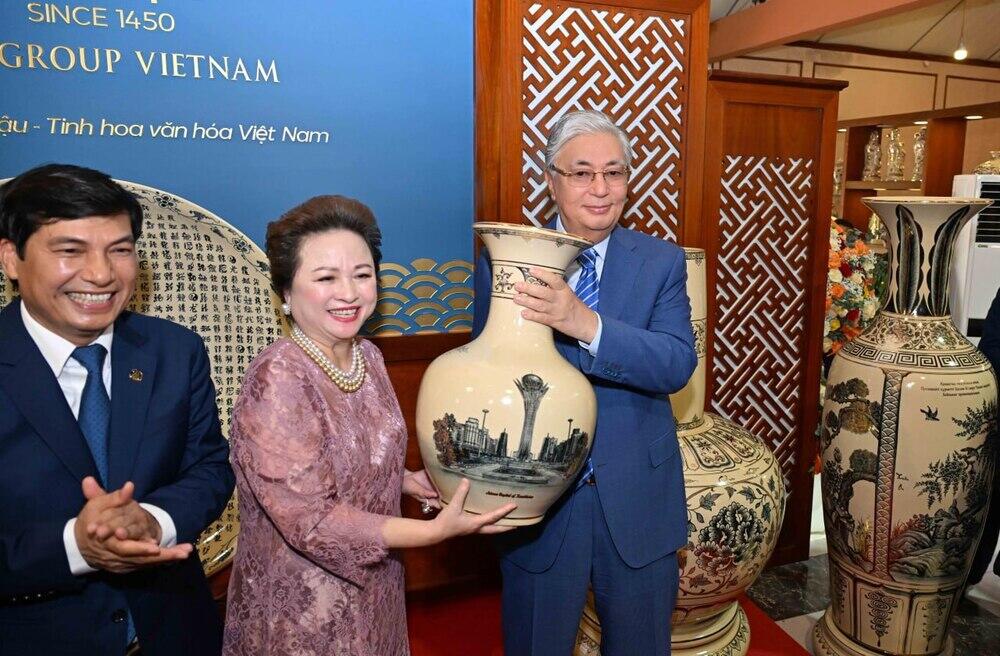 Tokayev visits ceramic village of Chu Dau in Vietnam. Images | Akorda