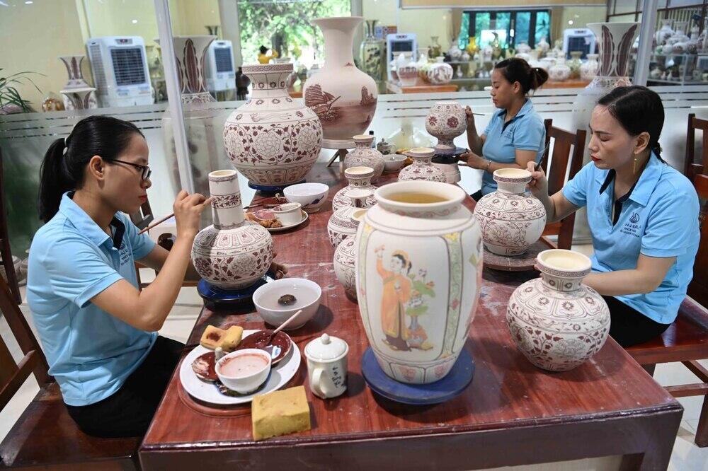 Tokayev visits ceramic village of Chu Dau in Vietnam. Images | Akorda
