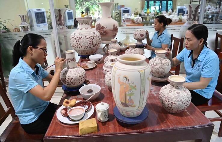 Tokayev visits ceramic village of Chu Dau in Vietnam