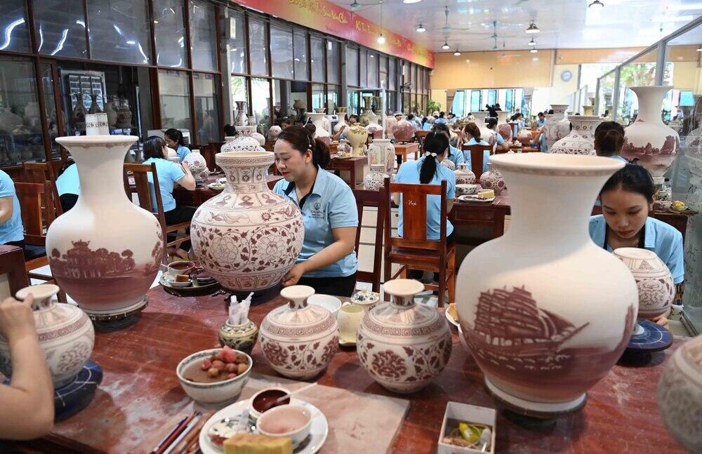 Tokayev visits ceramic village of Chu Dau in Vietnam. Images | Akorda
