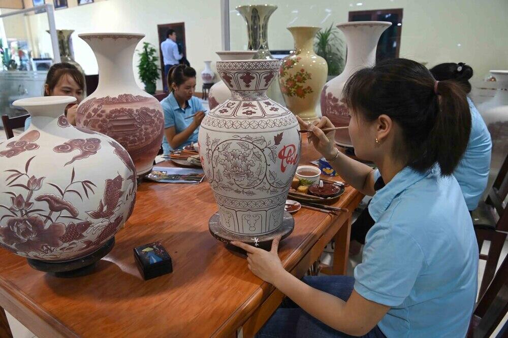 Tokayev visits ceramic village of Chu Dau in Vietnam. Images | Akorda