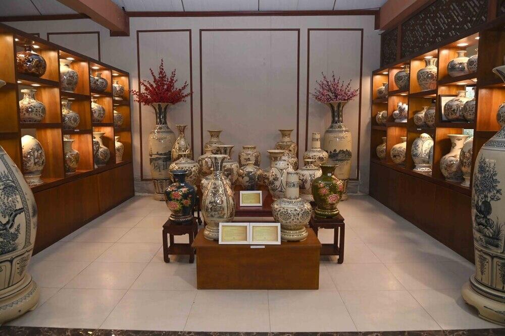 Tokayev visits ceramic village of Chu Dau in Vietnam. Images | Akorda