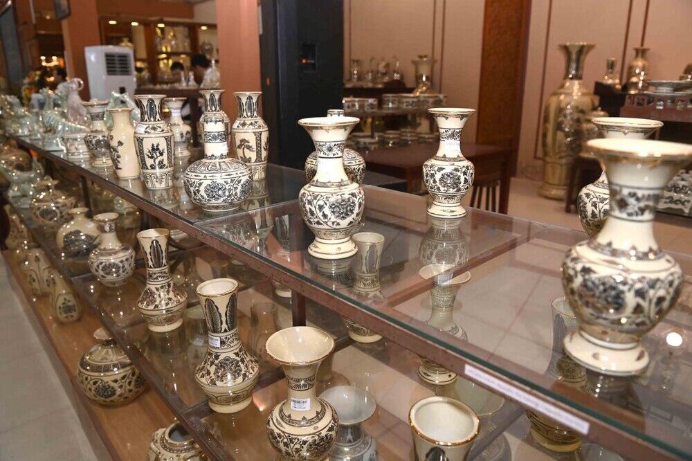 Tokayev visits ceramic village of Chu Dau in Vietnam. Images | Akorda