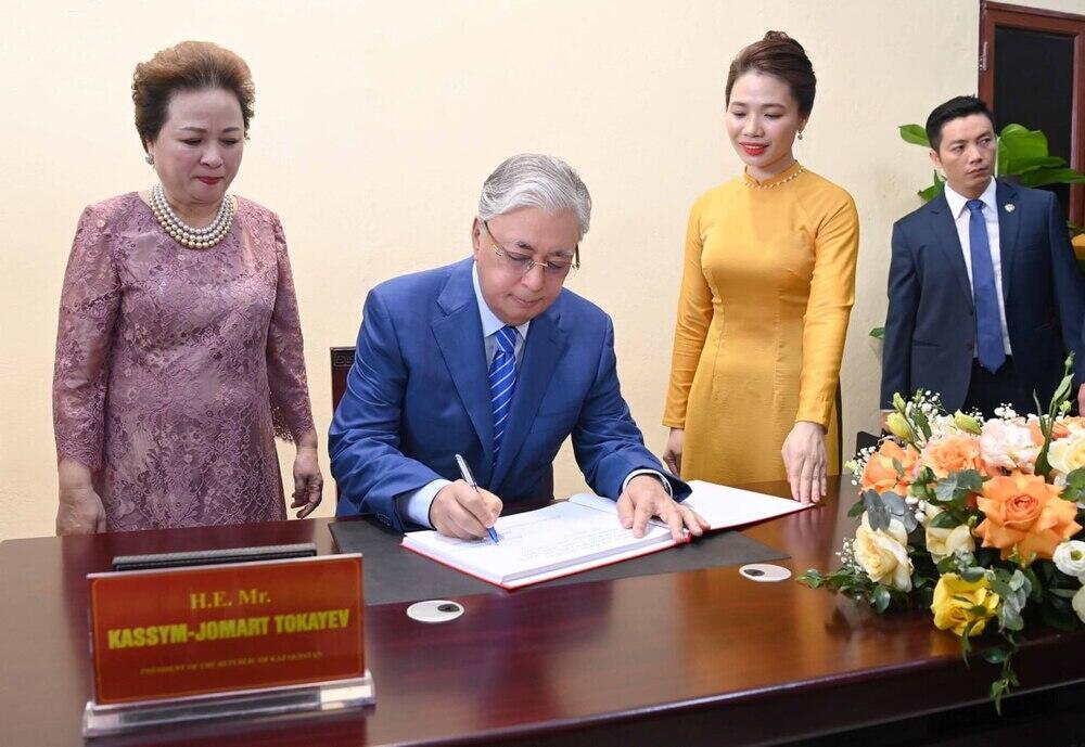 Tokayev visits ceramic village of Chu Dau in Vietnam. Images | Akorda