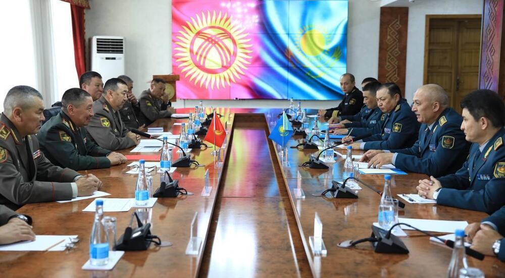 Министры обороны Казахстана и Кыргызстана обсудили вопросы региональной безопасности и перспективы сотрудничества