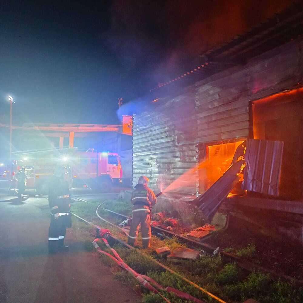 Запах гари в Алматы: ночью в городе тушили пожар в складских помещениях