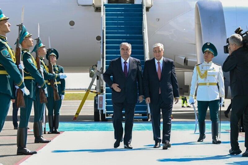 Эмомали Рахмон прибыл с рабочим визитом в Астану