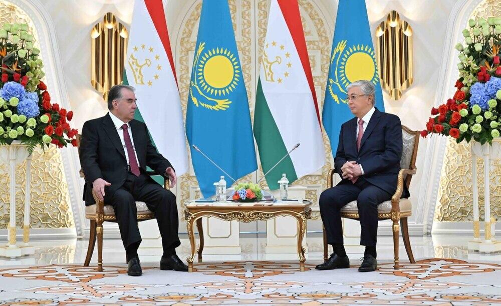 Президенты Казахстана и Таджикистана провели переговоры в узком формате
