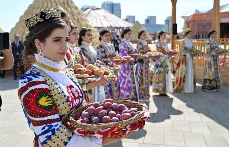 Kassym-Jomart Tokayev, Emomali Rahmon survey Tajikistan Agriculture and Industry Trade Show
