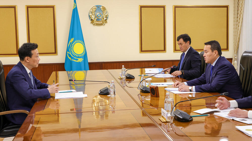 Премьер-министр провел встречу с послом Китая в Казахстане