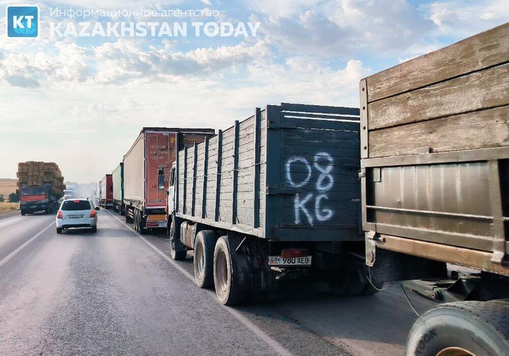 Скопление фур на казахстанско-кыргызской границе прокомментировали в КНБ