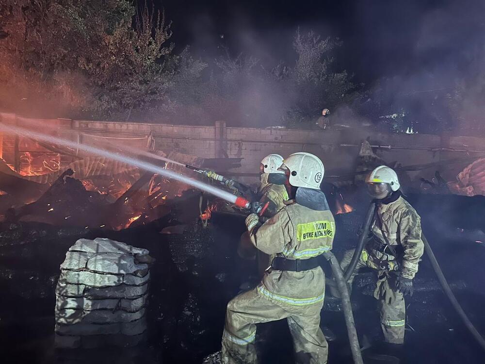 В Алматы произошел крупный пожар в банном комплексе
