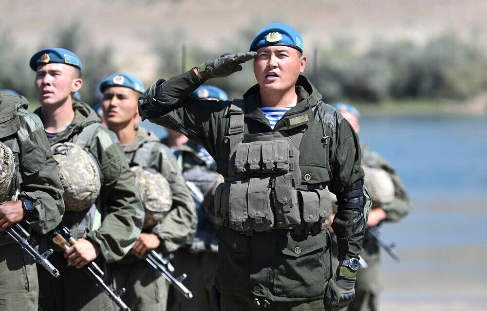 Казахстанская армия должна быть готова к современным методам ведения войны - Токаев