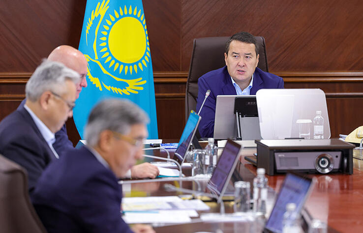 Suppression of low-quality works, introduction of new technologies and materials: Alikhan Smailov outlines tasks in road construction sphere