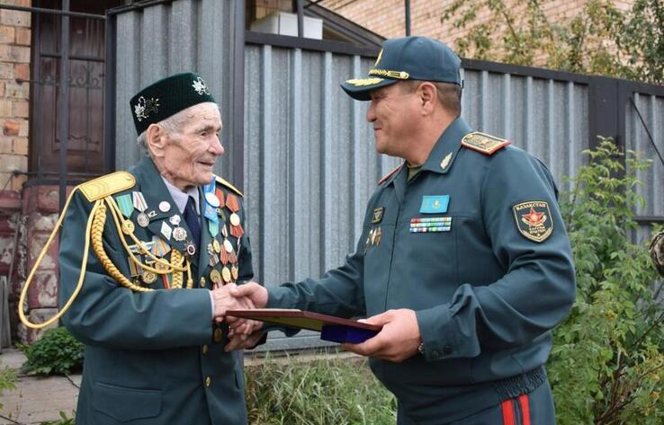 Военнослужащие поздравили ветерана Великой Отечественной войны с Днем танкиста
