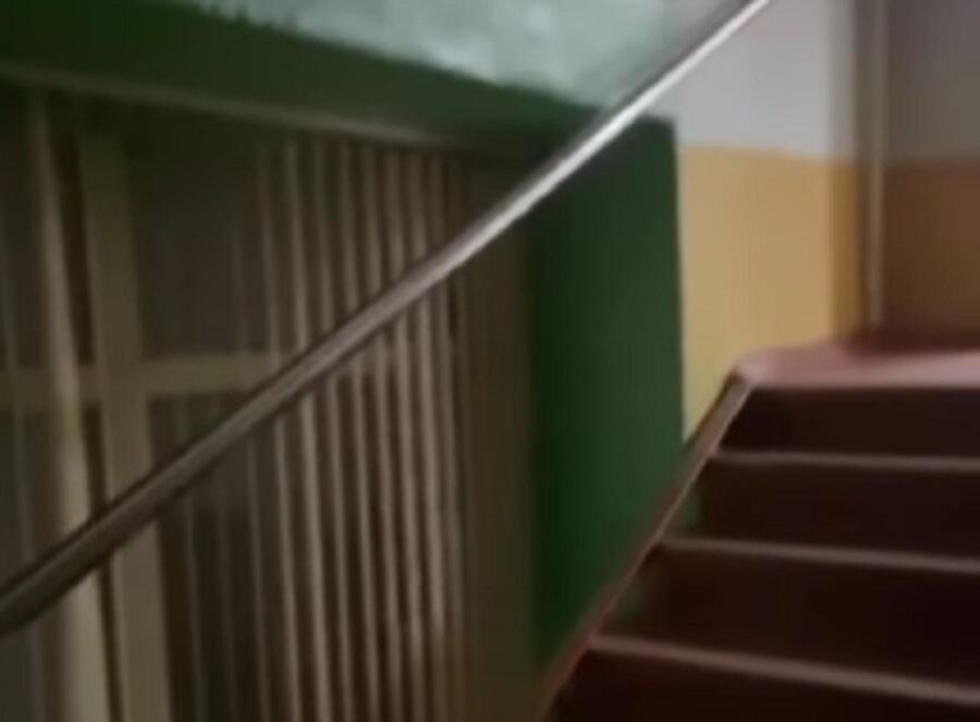 В одной из школ Астаны мальчик упал между лестничными пролетами и впал в кому