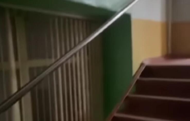 В одной из школ Астаны мальчик упал между лестничными пролетами и впал в кому