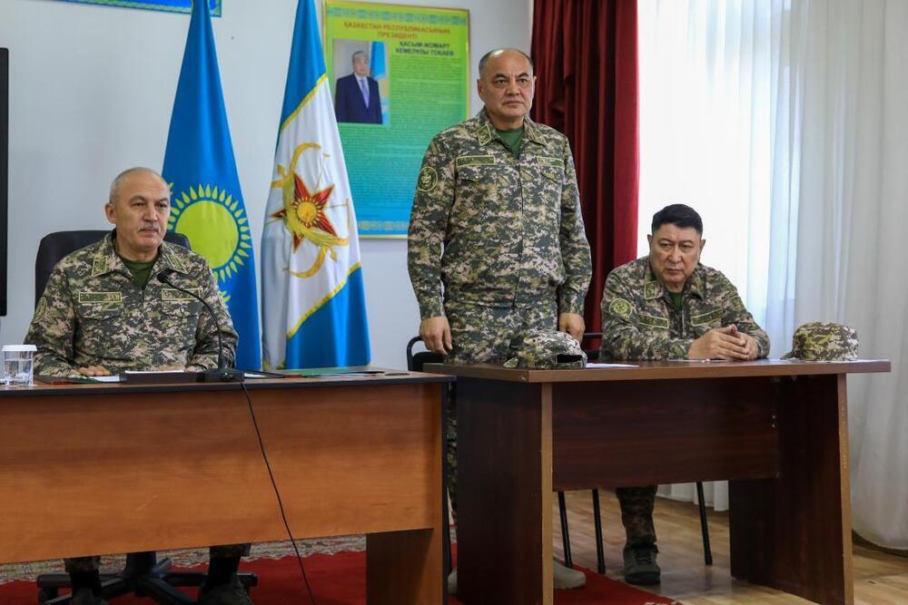 Министр обороны представил личному составу нового главнокомандующего Сухопутными войсками