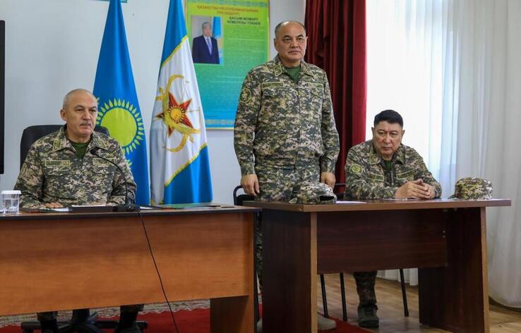 Министр обороны представил личному составу нового главнокомандующего Сухопутными войсками