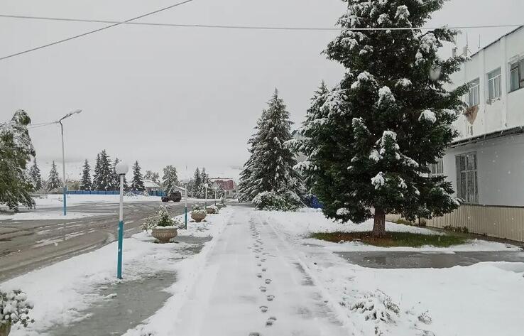 Snow falls in East Kazakhstan