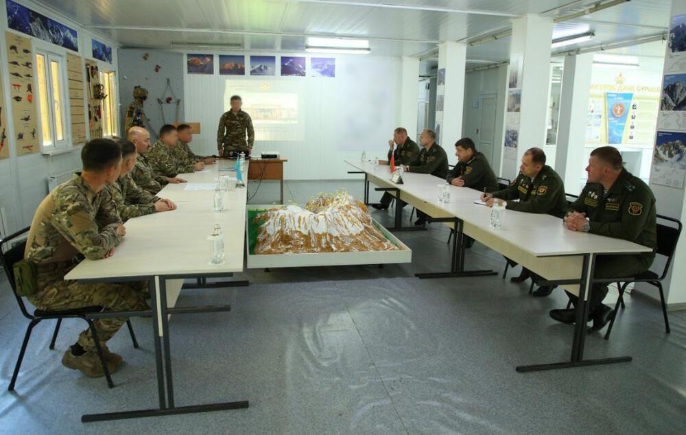 В центре горной подготовки Вооруженных сил РК прошли обучение военнослужащие Беларуси. Фото: МО РК