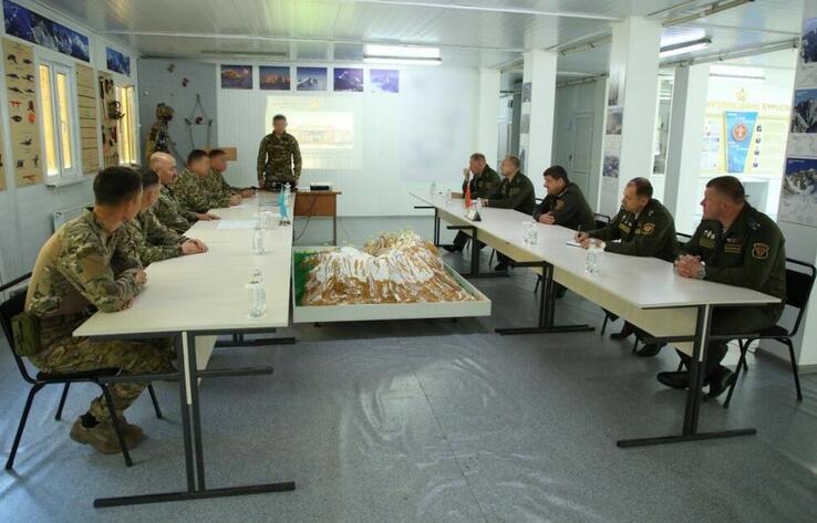 В центре горной подготовки Вооруженных сил РК прошли обучение военнослужащие Беларуси