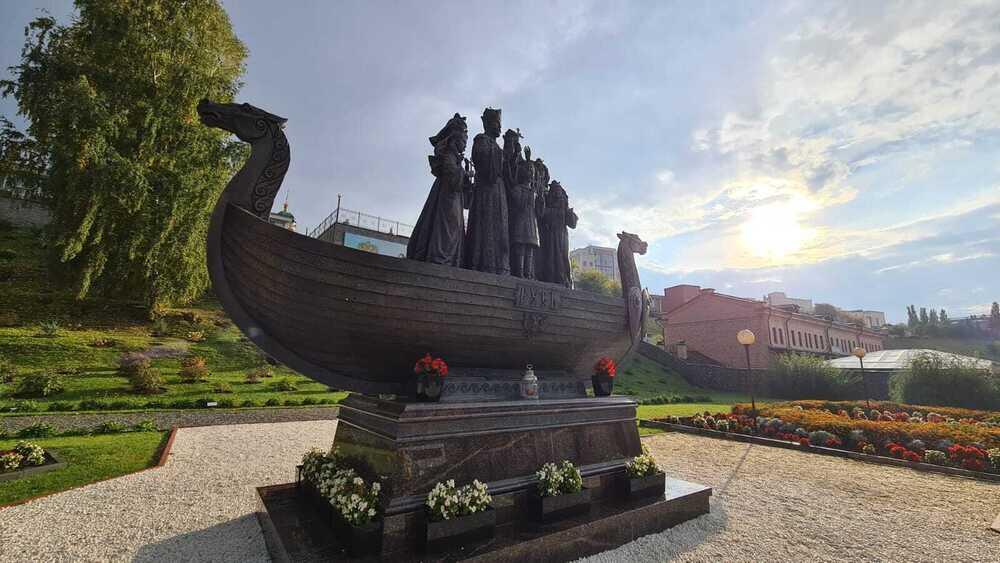 Казахстанские СМИ оценили величие Тюменского края. Фото: Памятник царской семье в Тюмени/Kazakhstan Today