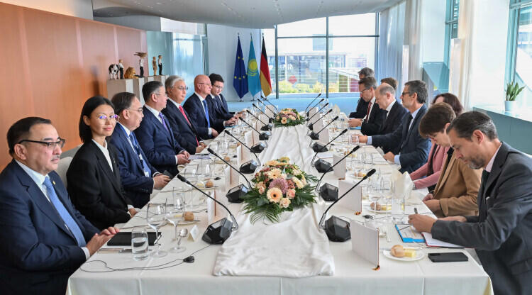 Президент Казахстана провел переговоры с федеральным канцлером Германии в расширенном составе