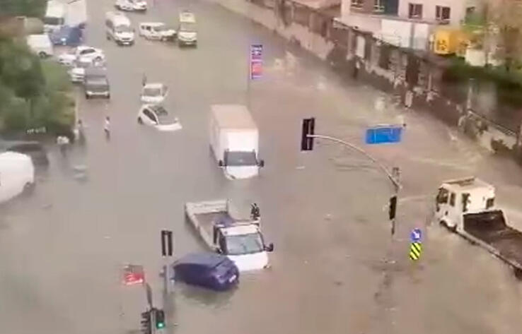 Улицы Стамбула затопило после сильного ливня