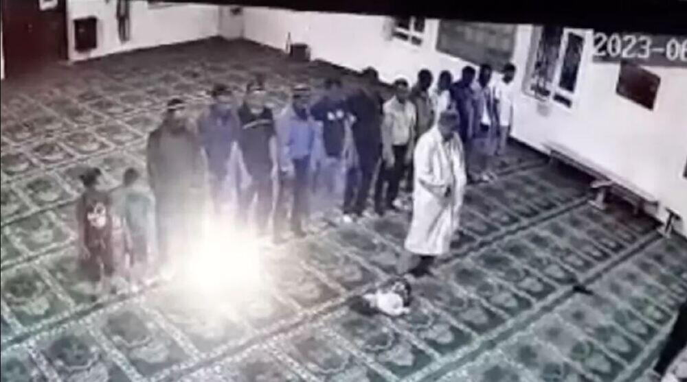 Инцидент в мечети Шелека: ударившего ребенка имама уволили 