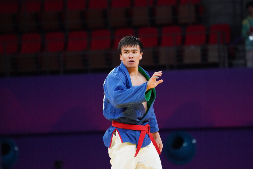 Серебро завоевал казахстанский борец на Азиаде в Ханчжоу