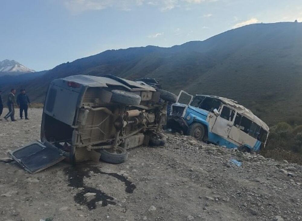 На горной автодороге к озеру Кайынды автобус с пассажирами попал в ДТП