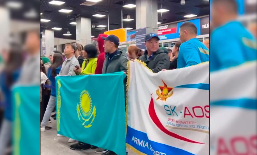 Так встречали призеров Азиатских игр в аэропорту Алматы