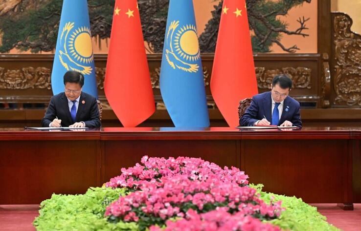 Kazakhstan and China sign bilateral documents