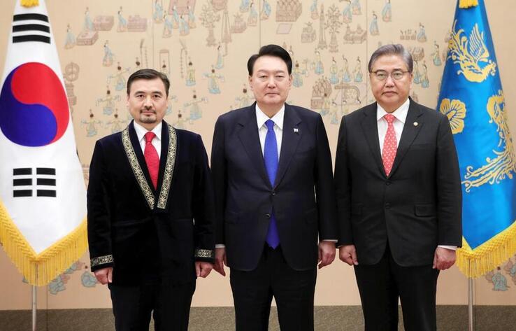 Ambassador of Kazakhstan presented his credentials to the President of the Republic of Korea