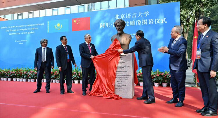 Head of State takes part in the unveiling ceremony of the bust of Al-Farabi in Beijing