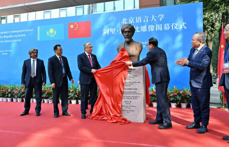 Head of State takes part in the unveiling ceremony of the bust of Al-Farabi in Beijing