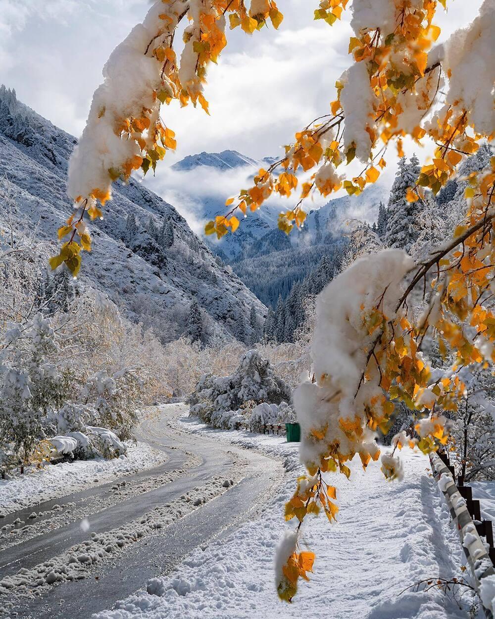 Встреча осени и зимы в горах Алматы. Фото: instagram / dots_foto