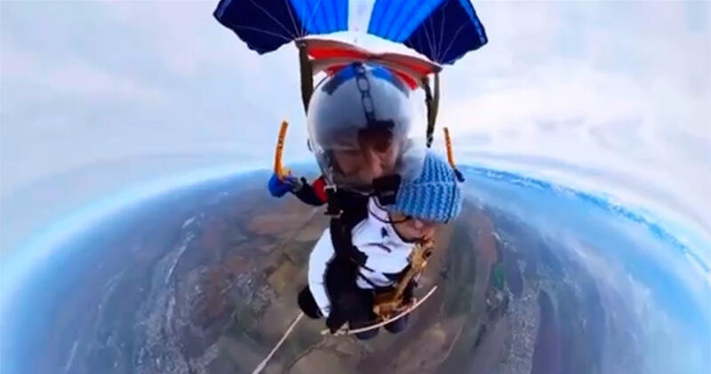 Казахстанская кобызистка сыграла на кобызе на высоте птичьего полета 