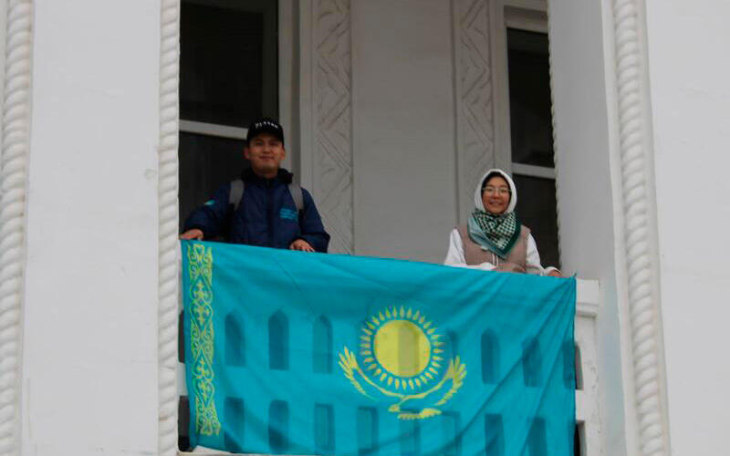 Kazakh Citizens Celebrate Republic Day By Proudly Displaying National Flag. Images | gurk.kz