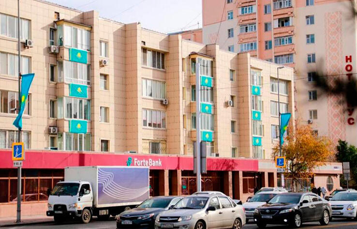 Казахстанцы украсили балконы жилых домов государственным флагом
