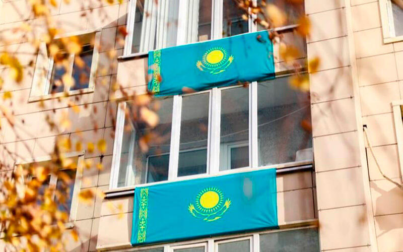 Казахстанцы украсили балконы жилых домов государственным флагом. Фото: Акимат Астаны